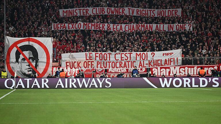 Bayern München - Paris Saint-Germain       -  Bayern-Fans zeigen Schmäh-Plakate gegen den Präsident von Paris Saint-Germain, Nasser Al-Khelifi.