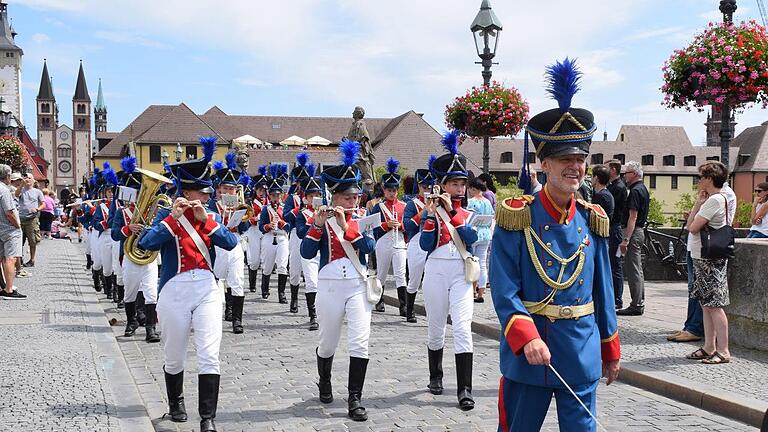 Das Jugendmusikkorps der Stadt Bad Kissingen zog beim Kiliani-Festzug unter Leitung von Stadtmusikdirektor Bernd Hammer durch die Straßen Würzburgs.Ines Strauß       -  Das Jugendmusikkorps der Stadt Bad Kissingen zog beim Kiliani-Festzug unter Leitung von Stadtmusikdirektor Bernd Hammer durch die Straßen Würzburgs.Ines Strauß