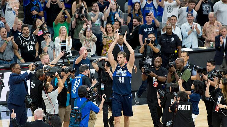 Dirk Nowitzki (M.) verabschiedet sich im April bei seinem letzten NBA-Spiel von den Fans.&nbsp;