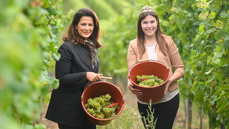 Die bayerische Landwirtschaftsministerin Michaela Kaniber (links) eröffnete am Donnerstag&nbsp; mit der Fränkischen Weinkönigin Carolin Meyer in den Weinbergen bei Nordheim die Weinlese 2021 in Franken.