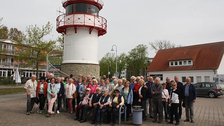 Der Gerbrunner Obst-und Gartenbauverein vor dem ehemaligen Leuchtfeuer in Lauterbach auf der Insel Rügen.