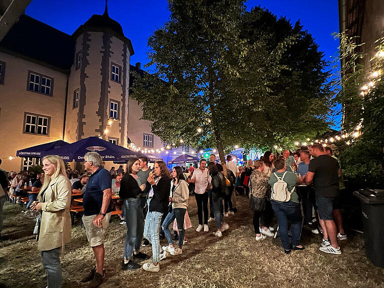 Weinselige Stunden im romantischen Innenhof des Julius-Echter-Schlosses gibt es wieder vom 1. bis 3. Juli in Oberschwarzach.