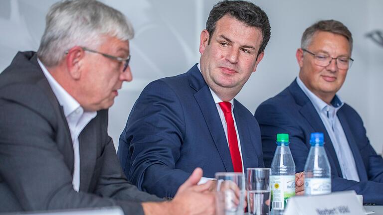 Guter Austausch: Bundesarbeitsminister Hubertus Heil (SPD, Mitte) besuchte SKF in Schweinfurt. Links Gesamtbetriebsratsvorsitzender Norbert Völkl, rechts Geschäftsführer Jörg Wuttke. Guter Austausch: Bundesarbeitsminister Hubertus Heil (SPD, Mitte) besuchte SKF in Schweinfurt. Links Gesamtbetriebsratsvorsitzender Norbert Völkl, rechts Geschäftsführer Jörg Wuttke.