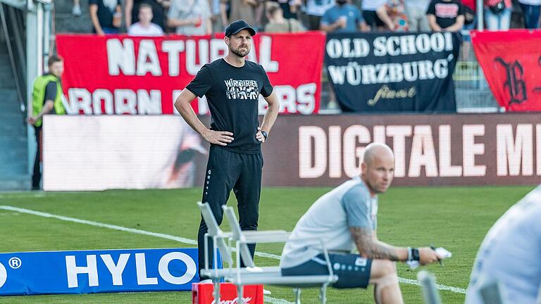 Marco Wildersinn (hinten) beim 1:1 gegen den TSV Aubstadt. Es ist kein Zufall, dass der Trainer der Würzburger Kickers nicht glücklich schaut.