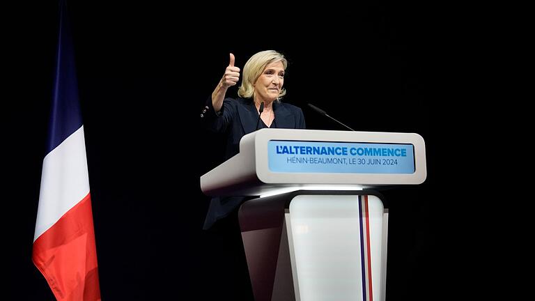 Marine Le Pen       -  Daumen hoch: Die rechtsnationale französische Politikerin Marine Le zeigt sich nach der Veröffentlichung erster Hochrechnungen zufrieden.