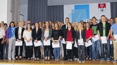 Abschluss mit Auszeichnung: Alle Preisträger der Kaufmännischen Berufsschule Bad Mergentheim mit Heiko Schnell, Uwe Deubel, Martina Stolz, Ausbildern, Schulleitung und Klassenlehrern. Abschluss mit Auszeichnung: Alle Preisträger der Kaufmännischen Berufsschule Bad Mergentheim mit Heiko Schnell, Uwe Deubel, Martina Stolz, Ausbildern, Schulleitung und Klassenlehrern.