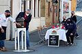 Vom Fass in den Kanal. Das Dorfwirtshaus in Hambach machte auf die 'verzweifelte Lage' in der Gastronomie aufmerksam.