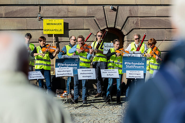 Ein Bild aus den Tagen des Arbeitskampfs: Im Oktober 2021 solidarisierten sich 50 Musiker und Musikerinnen aus ganz Bayern in einem Musiker-Flashmob mit den Anliegen der Staatsbad Philharmonie.