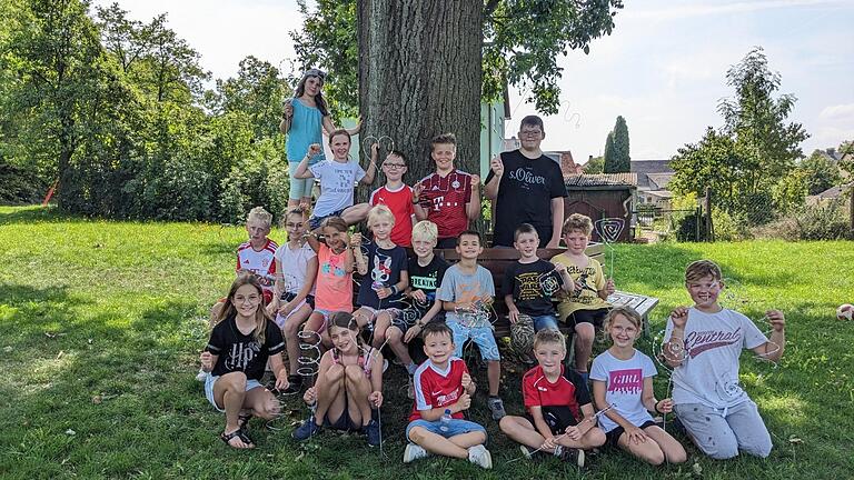 Strahlende Gesichter bei den Sommerferienaktionen. Das Bild zeigt die Aktion, bei der Deko für den heimischen Garten gebastelt wurde.