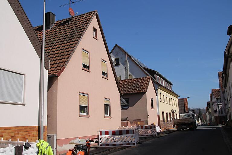 Beim Haus von Agnes Dotter, Karlstadter Straße 88, fiel beim Luftangriff auf Wernfeld am 4. April 1945 der Giebel ein und wurde später neu gemauert. Dahinter (gelb) das ehemalige Gasthaus Pfister. Beim Haus von Agnes Dotter, Karlstadter Straße 88, fiel beim Luftangriff auf Wernfeld am 4. April 1945 der Giebel ein und wurde später neu gemauert. Dahinter (gelb) das ehemalige Gasthaus Pfister.