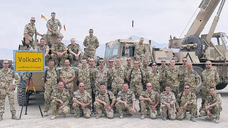 Einsatz-Truppe aus Volkach: Soldaten des Instandhaltungsbataillons 466 aus der Mainfrankenkaserne präsentieren sich samt Ortsschild im Camp Marmal (bei der Stadt Masar-e Sharif), dem größten Feldlager der Bundeswehr außerhalb Deutschlands. Einsatz-Truppe aus Volkach: Soldaten des Instandhaltungsbataillons 466 aus der Mainfrankenkaserne präsentieren sich samt Ortsschild im Camp Marmal (bei der Stadt Masar-e Sharif), dem größten Feldlager der Bundeswehr außerhalb Deutschlands.