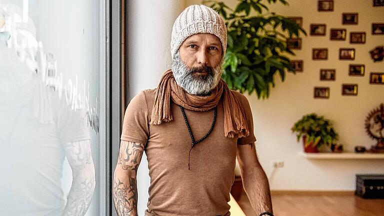 Mirko Betz war als Langzeitgast im Kloster Benediktushof in Holzkirchen bei Würzburg. Über seine Erfahrungen mit der Zen-Meditation, seine Erlebnisse in der Stille und neue Einsichten spricht der ehemalige Airport-DJ in einem Seminar. Mirko Betz war als Langzeitgast im Kloster Benediktushof in Holzkirchen bei Würzburg. Über seine Erfahrungen mit der Zen-Meditation, seine Erlebnisse in der Stille und neue Einsichten spricht der ehemalige Airport-DJ in einem Seminar.
