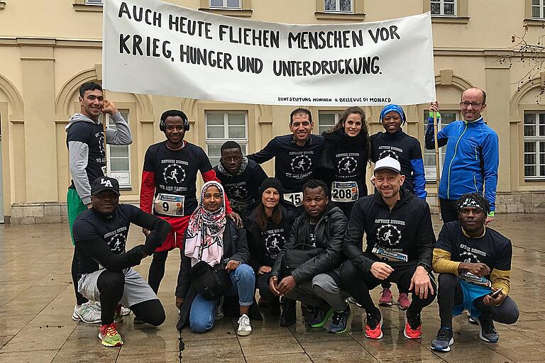 Das Thema Flucht und Vertreibung ist heute noch genauso aktuell wie 1945: Paul Huf (vordere Reihe, 2.v.r.) und seine &quot;Refugee Runners&quot; aus München vor dem Start zum 25. Gedächtnislauf im Rathaus-Innenhof.