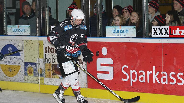 Das vermisst Christian Dietrich: Eishockey mit zahlreichen Fans. Der Kapitän der Haßfurter "Hawks" lehnt deshalb genauso wie die Vorstandsmitglieder Martin Reichert und Andreas Kurz mögliche "Geisterspiele" ab. Das vermisst Christian Dietrich: Eishockey mit zahlreichen Fans. Der Kapitän der Haßfurter "Hawks" lehnt deshalb genauso wie die Vorstandsmitglieder Martin Reichert und Andreas Kurz mögliche "Geisterspiele" ab.