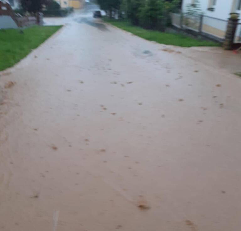 Das Foto einer Anwohnerin der Schloßsteige in Dingolshausen zeigt, dass am Sonntagmorgen um 8 Uhr schon wieder Hochwasser auf der Straße steht. Das Foto einer Anwohnerin der Schloßsteige in Dingolshausen zeigt, dass am Sonntagmorgen um 8 Uhr schon wieder Hochwasser auf der Straße steht.