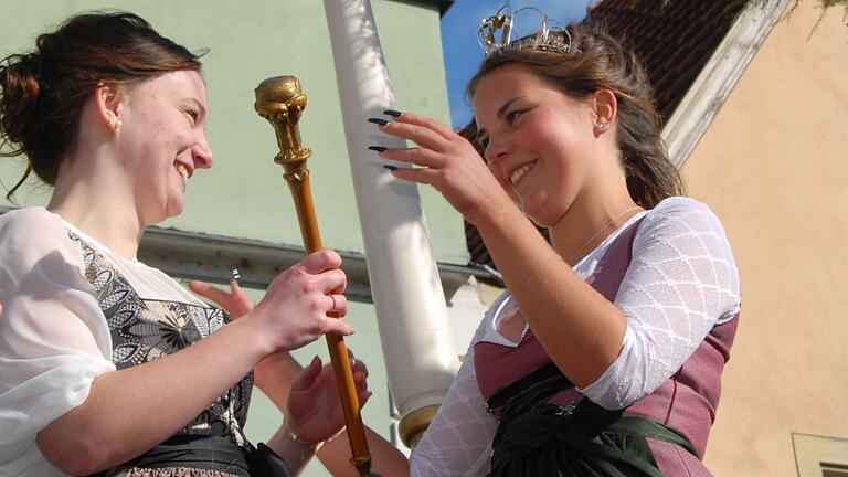 Elena Eden (rechts) überreichte die Insignien der Etwashäuser Gärtnerkönigin an Annica Röder.