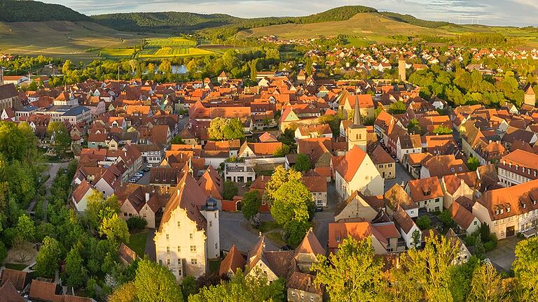 Viele Optionen für Solar- und Photovoltaikanlagen bietet die Dachlandschaft der Iphöfer Altstadt, aber so einfach ist die Sache nicht.