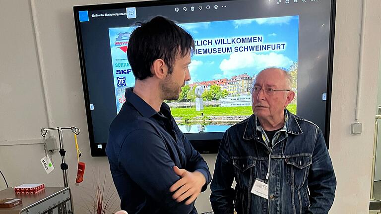 Museumsdirektor Wolfgang Rücknagel (rechts) im Austausch mit einem Mitglied der Besuchergruppe.