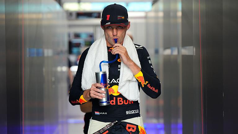 Max Verstappen       -  Die Fahrer um Weltmeister Max Verstappen müssen in Singapur trinken, trinken, trinken.