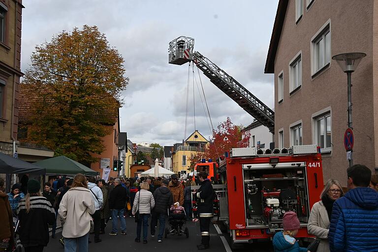 Dank der Höchberger Feuerwehr und ihrer Drehleiter konnte man beim Kirchweih-Jahrmarkt hoch hinaus.