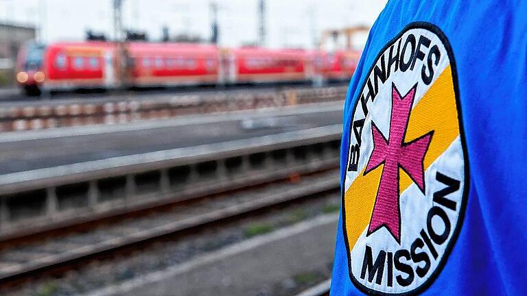 Im vergangenen Jahr notierte die Bahnhofsmission 11 632 Kontakte mit Hilfesuchenden. Stark gefragt waren neben den Hilfen beim Ein- oder Aussteigen in die Züge Gespräche. Im vergangenen Jahr notierte die Bahnhofsmission 11 632 Kontakte mit Hilfesuchenden. Stark gefragt waren neben den Hilfen beim Ein- oder Aussteigen in die Züge Gespräche.