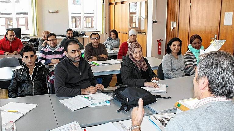 Daumen hoch für fleißiges Lernen: Die Integrationskurse bei der Vhs in Mellrichstadt sind heiß begehrt. Es fehlen jedoch qualifizierte Lehrkräfte.