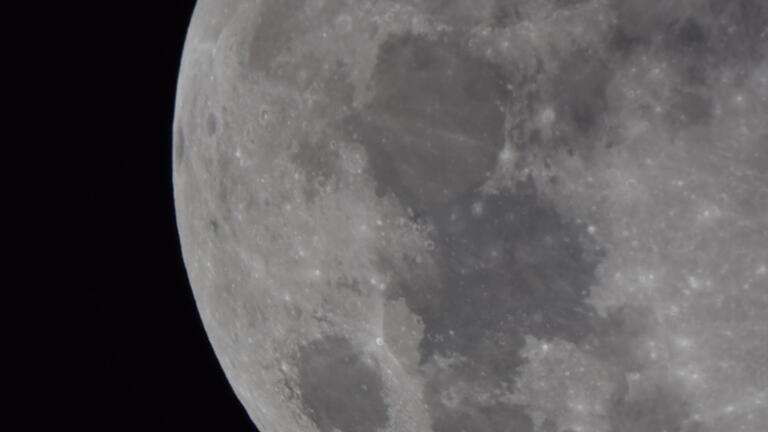 Der Mond, aufgenommen mit dem Spiegelteleskop der Privatsternwarte in Bischbrunn.