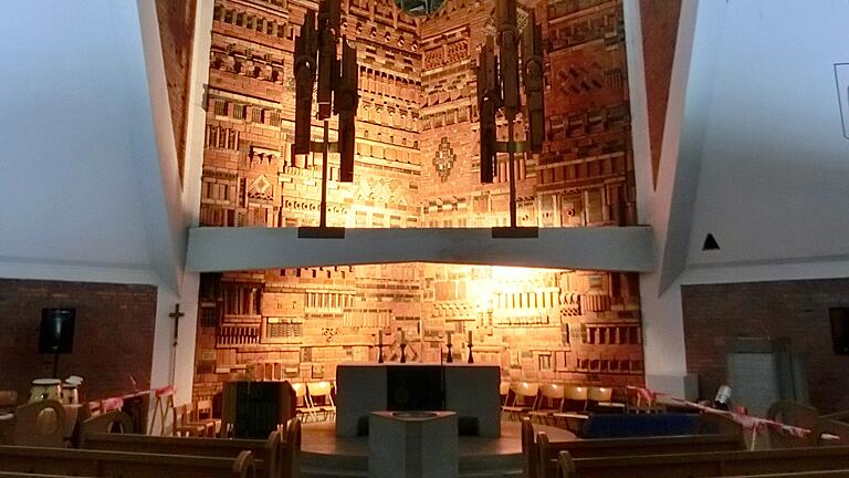 Die Altarrückwand der Erlöserkirche des Künstler Helmut Amman als Mosaik aus unterschiedlich farbigen, illuminierten Ziegelsteinen.