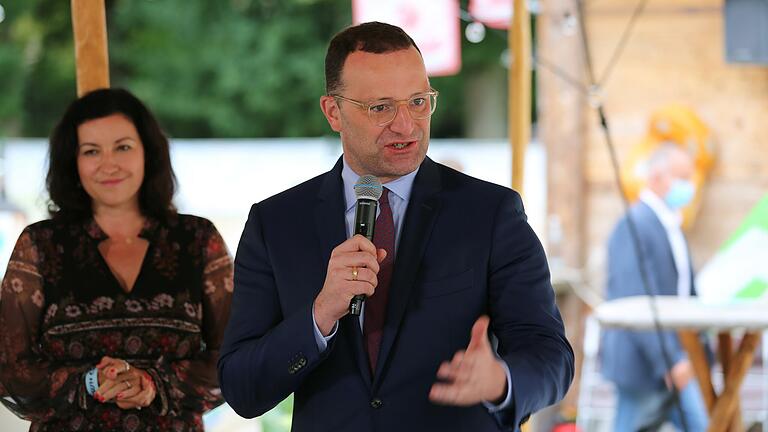 Jens Spahn (CSU) stellte sich am Stradtstrand in Bad Kissingen einigen Fragen der Besucher. Foto: Thomas Malz       -  Jens Spahn (CSU) stellte sich am Stradtstrand in Bad Kissingen einigen Fragen der Besucher. Foto: Thomas Malz