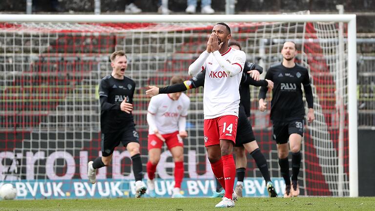 Zum Verzweifeln: Während im Hintergrund die Aschaffenburger jubeln, ärgert sich Kickers-Angreifer Saliou Sane über das Gegentor zum 1:1.