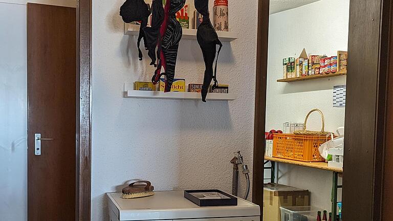 Stilleben mit Maschine zwischen Küche und WC - Stilleben mit Maschine zwischen Küche und WC Stilleben mit Maschine zwischen Küche und WC - Stilleben mit Maschine zwischen Küche und WC