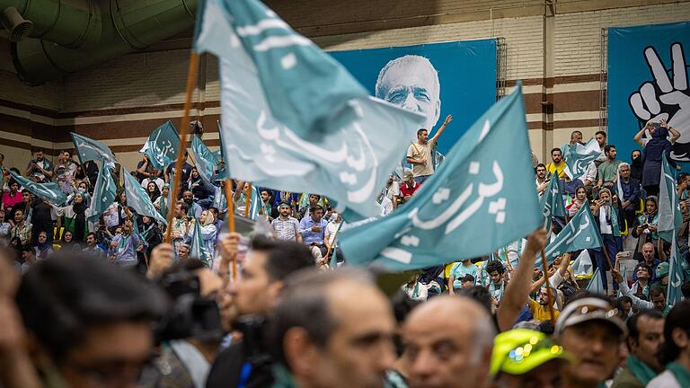 Wahlkampf im Iran       -  Anhänger von Peseschkian (nicht im Bild), Präsidenschaftskandidat des Reformlagers, jubeln bei einer Wahlkampfveranstaltung in der Hauptstadt