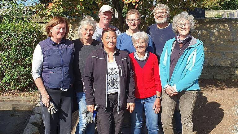 Die engagierten „Dorfbienen“ in Erbshausen-Sulzwiesen. Hinten von links: Sybille Schneider, Andrea Keß, Dieter Schmitt, Peter Issing und Thomas Stühler. Vorne von links: Katja Walter-Helk, Hannelore Schraut und Priska Schömig. Es fehlen Ines Stark, Arthur Zimmermann, Regina Voll und Regina Hemmert.