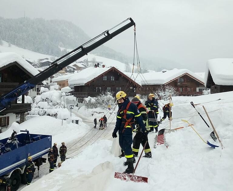 Kräne sicherten die THW-Helfer aus Bad Staffelstein bei ihrem Einsatz auf Dächern in Reit im Winkl ab. Kräne sicherten die THW-Helfer aus Bad Staffelstein bei ihrem Einsatz auf Dächern in Reit im Winkl ab.