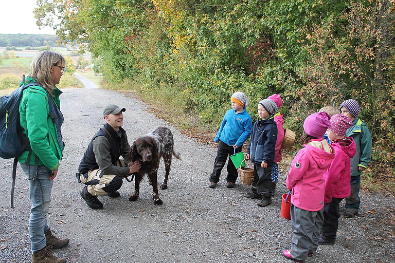 Stadtförster Jochen Schenk mit Hund Max führte die Vorschulkinder des Waldkindergartens durch das Mahlholz. Links die Kindergartenleiterin Ulli Hillebrand.