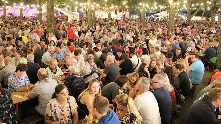 Obwohl das Foto aus dem August 2019 nicht einmal eineinhalb Jahre alt ist, kommt es einem wie eine Szene aus einer anderen Welt vor: Dicht an dicht drängen sich die Besucher des Volkacher Weinfests auf dem Festplatz. Wann Corona solche Großveranstaltungen wieder einmal zulassen wird? Obwohl das Foto aus dem August 2019 nicht einmal eineinhalb Jahre alt ist, kommt es einem wie eine Szene aus einer anderen Welt vor: Dicht an dicht drängen sich die Besucher des Volkacher Weinfests auf dem Festplatz. Wann Corona solche Großveranstaltungen wieder einmal zulassen wird? 