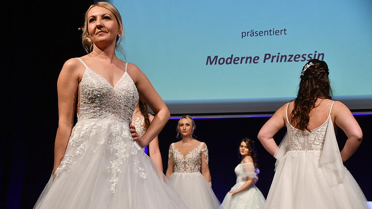 Die Hochzeitsmesse in der Stadthalle lockte viele junge Paare aus der ganzen Region an. Die Hochzeitsmesse in der Stadthalle lockte viele junge Paare aus der ganzen Region an.
