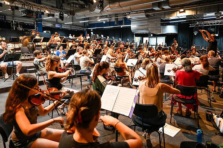 Das klingt schon sehr ordentlich, was da im provisorisch zum Probensaal umgebauten Zuschauerraum der Blauen Halle erklingt. Das klingt schon sehr ordentlich, was da im provisorisch zum Probensaal umgebauten Zuschauerraum der Blauen Halle erklingt.