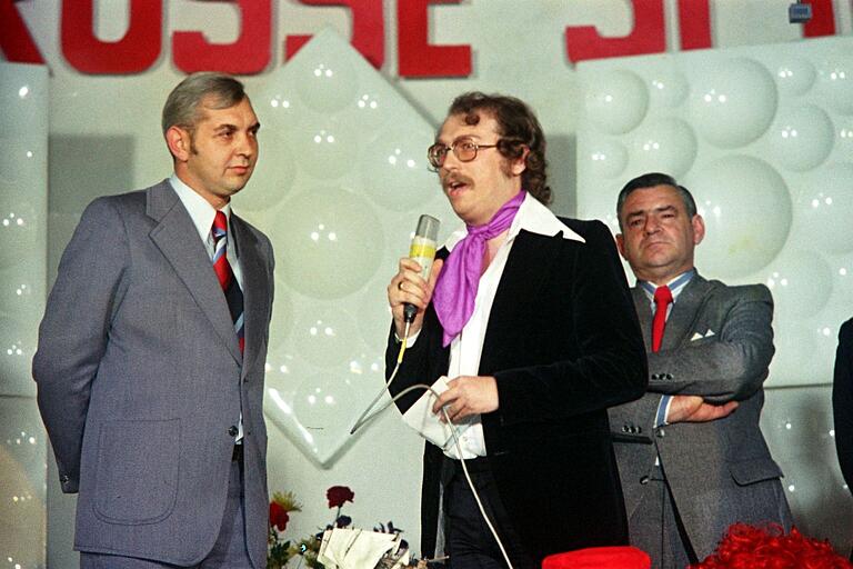 1973 moderierte Sitzungspräsident Detlef Wagenthaler (Mitte) einen bunten Abend mit dem Motto 'Live im Studio KaKaGe'. 1973 moderierte Sitzungspräsident Detlef Wagenthaler (Mitte) einen bunten Abend mit dem Motto 'Live im Studio KaKaGe'.