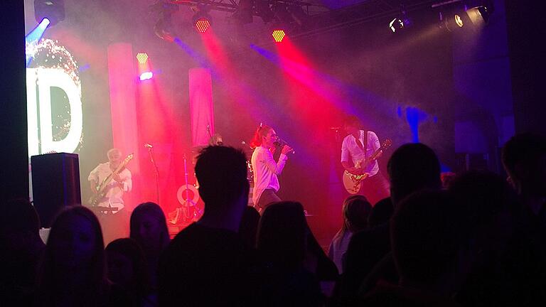 Die Bayern-3-Band trat um Mitternacht auf und sorgte geschlagene drei Stunden lang für jede Menge Stimmung auf dem Festplatz Brügel. Die Bayern-3-Band trat um Mitternacht auf und sorgte geschlagene drei Stunden lang für jede Menge Stimmung auf dem Festplatz Brügel.