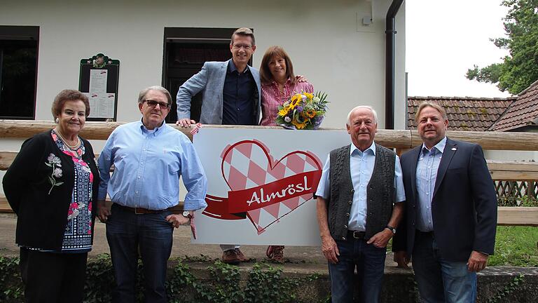 Der Biergarten Almrösl ist wieder in Betrieb. Von links: Vereinskassiererin Gerlinde Schäfer, Pächter Thomas Angler, Oberbürgermeister Sebastian Remelé, Wirtin Claudia Turbanisch, Siegfried Schäfer, zweiter Vorsitzender des Trachtenvereins Almrösl, und Peter Will (Kulmbacher Brauerei).