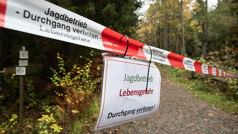 Oft werden Warnhinweise angebracht, wenn Jäger unterwegs sind: In Münnerstadt gab es allerdings keinen.