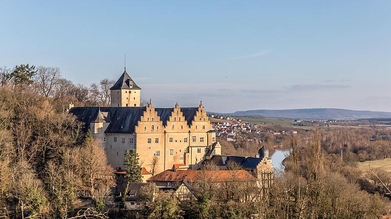 Blick auf das Schloss Mainberg und das Maintal