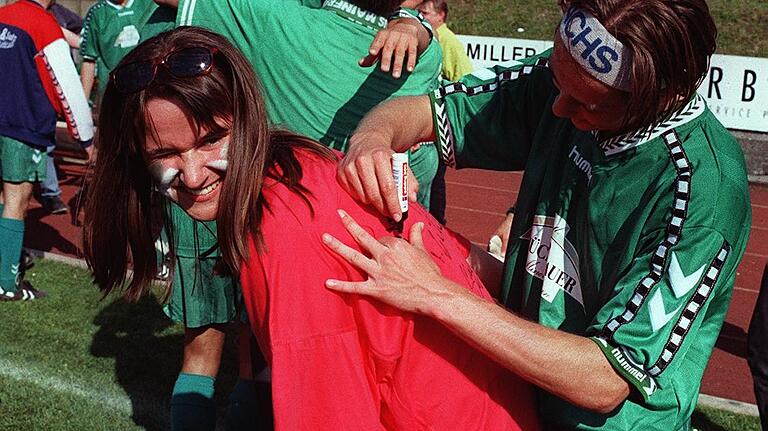 Bayernliga-Meister: Nach dem Schweinfurter 2:0 in Rosenheim im Mai 1998 durfte Bernd Korzynietz einige Autogramme geben. Bayernliga-Meister: Nach dem Schweinfurter 2:0 in Rosenheim im Mai 1998 durfte Bernd Korzynietz einige Autogramme geben.
