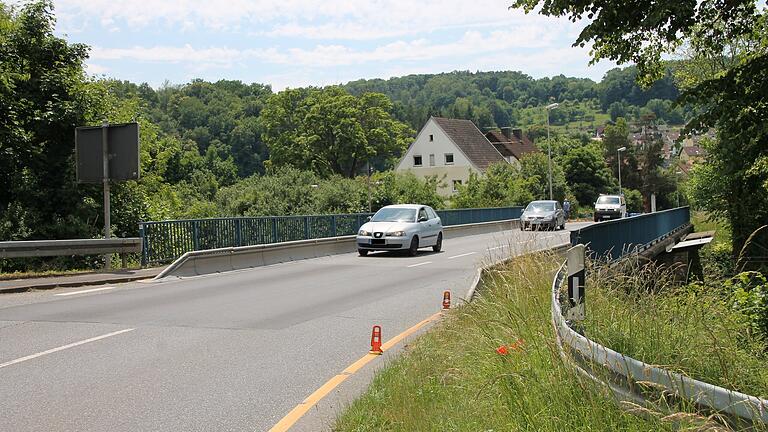 Die Schwarze Brücke in Wernfeld ist marode und soll abgerissen werden (Archivbild).