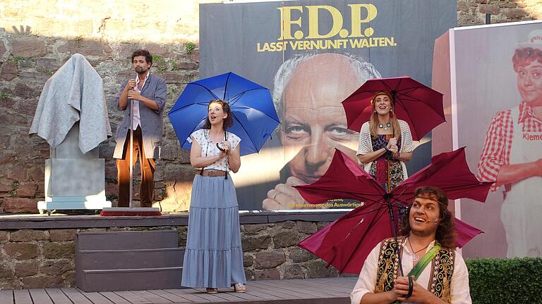 'Und es war Sommer' auf der Scherenburg. Von links: Carsten Ceming als Kostas, Isabell Lang als Karin, Judith Djacic als Biggi und Florian Biemüller als Gustav-Rudolph