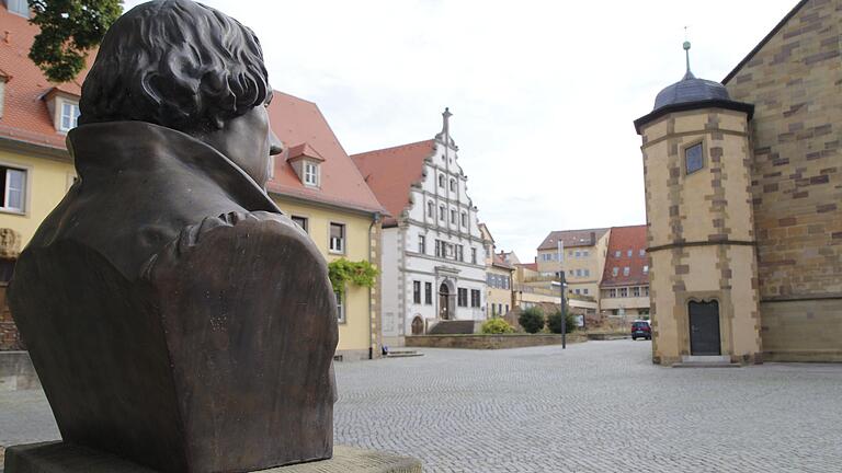 Martin Luther wird sich freuen: Beim Kulturforum am Martin-Luther-Platz (in der Mitte das Alte Gymnasium, hinten links neben der Kirche die Alte Reichsvogtei) soll es keinen Saal geben, was bedeutet, dass der Platz vor der Kirche und vor dem Kulturforum ebenerdig genutzt werden könnte.