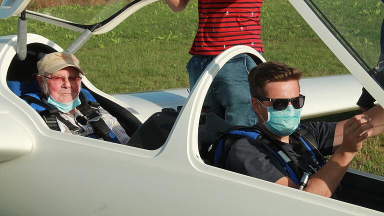 Alfred Hock (links) flog vor rund einem&nbsp; Jahr zusammen mit Fluglehrer Florian Zaschka (rechts) zwei Loopings. Da war Hock erst 99 Jahre alt, aber dennoch wohl der 'älteste Looping-Passagier im Segelflugzeug' der Welt.