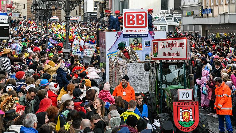 75.000 Menschen jubelten am Würzburger Faschingszug 2023 dem Motivwagen IG der Zugleitung Heidingsfeld zu. Die griff bei ihrem Motto die Reaktivierung der Haltestelle 'Heidingsfeld Ost' auf.&nbsp;