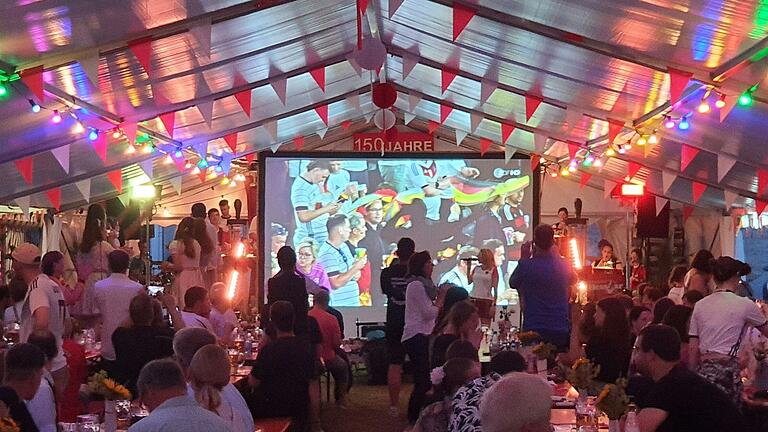 Die Stimmung während des Public Viewing beim Jubiläumsfest der Feuerwehr Halsheim war grandios. Die Stimmung während des Public Viewing beim Jubiläumsfest der Feuerwehr Halsheim war grandios.